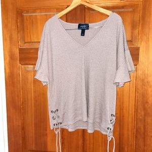 Loose fitting shirt with ties on sides